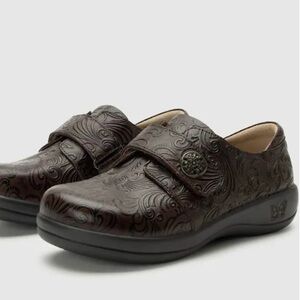 NIB Alegria Joleen Molasses Tooled Leather Career Shoe